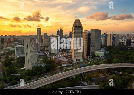 Singapur - Dez 27 2015 : Stadtbild aus einer Höhe vom Singapore Flyer am Abend ist der wunderschöne goldene Himmel, der Blick auf das Stadtzentrum, p Stockfoto