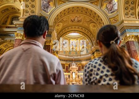 Nicht identifizierte Menschen beten in der St.-Stephans-Basilika in Budapest Stockfoto