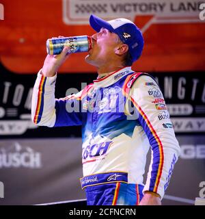 Darlington, South Carolina, USA. September 2020. KEVIN HARVICK (4) feiert mit einem Bier nach dem Sieg beim Cook Out Southern 500 auf dem Darlington Raceway. Kredit: Stephen A. Arce/ASP/ZUMA Wire/Alamy Live Nachrichten Stockfoto