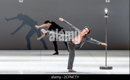 Hamburg, Deutschland. September 2020. Der Tänzer Alexandre Riabko tanzt auf der Fotoprobe von 'Ghost Light'. Das Ballett von John Neumeier feierte am 06.09.2020 seine Premiere an der Hamburgischen Staatsoper. Quelle: Markus Scholz/dpa/Alamy Live News Stockfoto