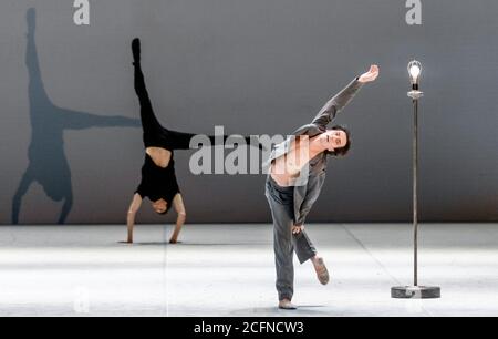 Hamburg, Deutschland. September 2020. Der Tänzer Alexandre Riabko tanzt auf der Fotoprobe von 'Ghost Light'. Das Ballett von John Neumeier feierte am 06.09.2020 seine Premiere an der Hamburgischen Staatsoper. Quelle: Markus Scholz/dpa/Alamy Live News Stockfoto