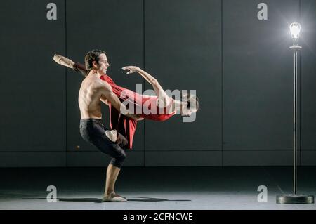 Hamburg, Deutschland. September 2020. Die Tänzer Nicolas Gläsmann und Madoka Sugai tanzen bei der Fotoprobe von 'Ghost Light'. Das Ballett von John Neumeier feierte am 06.09.2020 seine Premiere an der Hamburgischen Staatsoper. Quelle: Markus Scholz/dpa/Alamy Live News Stockfoto
