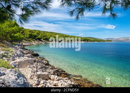 Felsige Küste mit türkisfarbenem Meerwasser in Kroatien Stockfoto