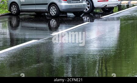 Geparkte Autos auf dem Parkplatz im Wohnviertel Nach starkem Regen Stockfoto