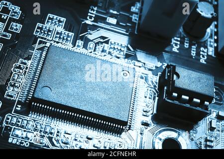 Nahaufnahme des zentralen Computerprozessors CPU-Leerchips für Kopierplatz. Hintergrund des Motherboard-Schaltkreises Stockfoto