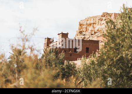 Kasbah in Ait ben Haddou ksar in Ouarzazate, Marokko. Berühmte Touristenattraktion und alte traditionelle arabische Architektur. Burgturm und Mauer. Stockfoto