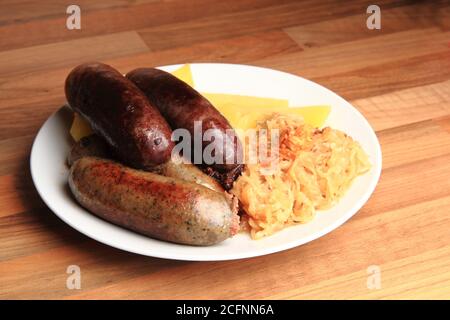 Traditionelle tschechische Küche - schwarzer und weißer Pudding mit Kartoffeln Und Sauerkraut Stockfoto