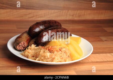 Traditionelle tschechische Küche - schwarzer und weißer Pudding mit Kartoffeln Und Sauerkraut Stockfoto