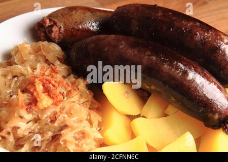 Traditionelle tschechische Küche - schwarzer und weißer Pudding mit Kartoffeln Und Sauerkraut Stockfoto