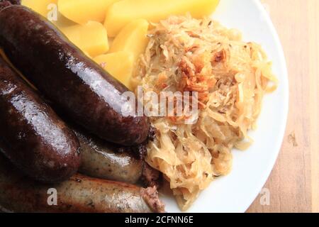 Traditionelle tschechische Küche - schwarzer und weißer Pudding mit Kartoffeln Und Sauerkraut Stockfoto