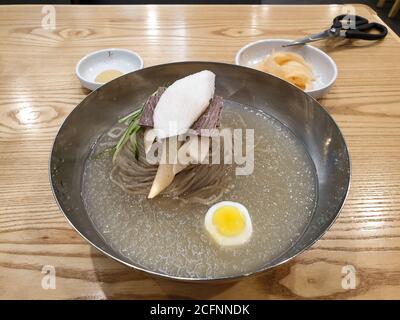 Pjöngjang Naengmyeon, koreanische Nudelgericht aus Buchweizen und kalte Brühe aus Rindfleisch. Traditionelle nordkoreanische Küche. Stockfoto