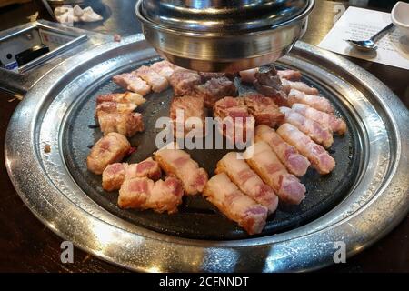 Samgyeopsal, gegrillter Schweinebauch und Moksal, gegrillter Schweinehals. Gute Balance zwischen Fleisch und Fett. Beliebte Methode in der koreanischen Küche des Grillens Fleisch. Stockfoto