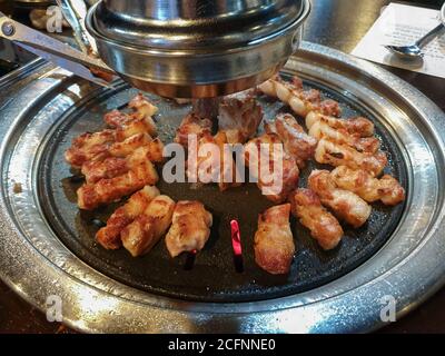 Samgyeopsal, gegrillter Schweinebauch und Moksal, gegrillter Schweinehals. Gute Balance zwischen Fleisch und Fett. Beliebte Methode in der koreanischen Küche des Grillens Fleisch. Stockfoto