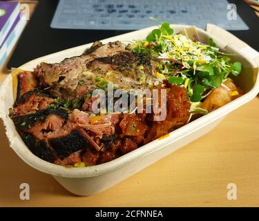 Schüssel zum Mitnehmen, einschließlich Rindergrill mit Kimchi, koreanische Beilage mit gesalzenem und fermentiertem Gemüse. Harmonie der westlichen und koreanischen Küche. Stockfoto