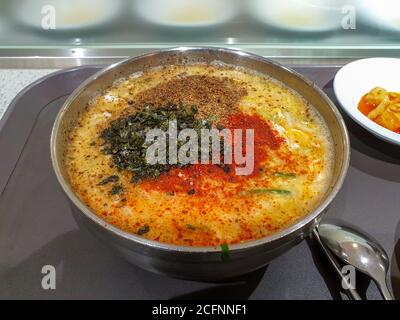 Jeonju, Südkorea - Kal-guksu, koreanisches Nudelgericht bestehend aus handgefertigten, messerschnitten Weizenmehl-Nudeln in einer Schüssel mit Brühe serviert. Stockfoto