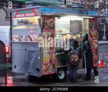 Manhattan, New York, NY, USA - Kinder kaufen Street Food am Food Stand. Ein Lebensmittelstand, der verschiedene Arten von Lebensmitteln wie Hot Dog verkauft. Stockfoto