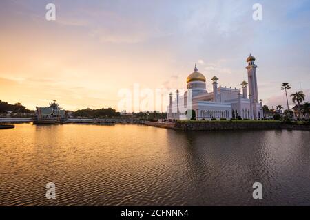 Bandar Seri Begawan / Brunei - 16. Januar 2019: Wunderschöne Panoramasicht auf die Sultan Omar Ali Saifuddin Moschee bei Sonnenuntergang mit Wasserspiegelung im See Stockfoto