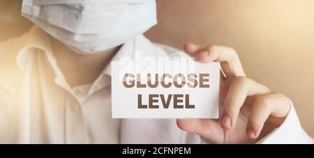 Glucose Level Karte in den Händen des Arztes Stockfoto