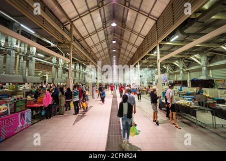 Bandar Seri Begawan / Brunei - 16. Januar 2019: Menschenmenge, die auf der Suche nach Essen auf dem Gadong Nachtmarkt mit rauchigem Ambiente ist Stockfoto