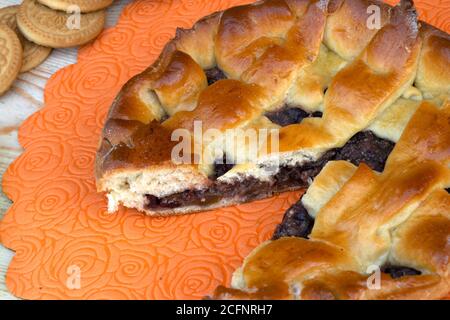 Hausmannskost, Apfelmus Pie, Kirschen, Walnüsse und Kekse auf dem Tisch Stockfoto