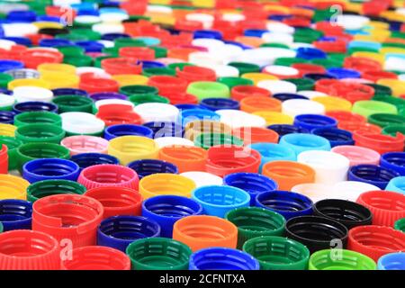 Farbe Kunststoffkappen aus PET-Flaschen als Recycling-Hintergrund Stockfoto