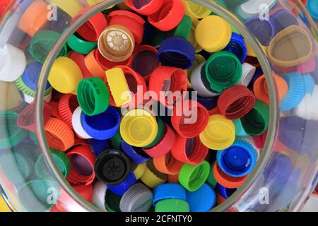 Farbe Kunststoffkappen aus PET-Flaschen als Recycling-Hintergrund Stockfoto