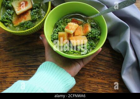 Frische Brokkoli-Suppe in einer Schüssel mit Croutons Stockfoto