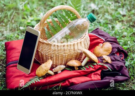 Wenn Sie zum Pilzsammeln gehen, bringen Sie ein aufgeladenes Telefon, eine Wasserflasche und eine warme Jacke mit, falls Sie sich im Wald verlaufen. Überleben KI Stockfoto