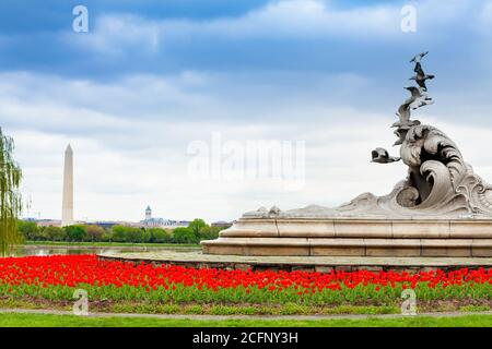 Navy - Merchant Marine Memorial und National Mall Washington Monument Obelisk im Lady Bird Johnson Park Stockfoto