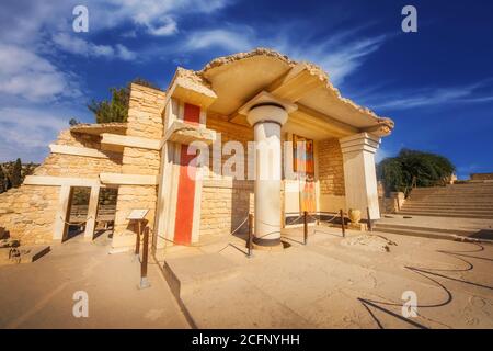 Eine Weitwinkelaufnahme der teilweise restaurierten Ruinen des Knossos Palastes in Heraklion, Kreta Stockfoto