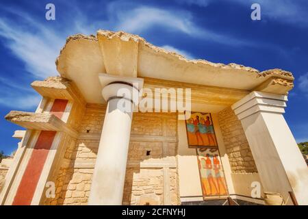 Eine Weitwinkelaufnahme der teilweise restaurierten Ruinen des Knossos Palastes in Heraklion, Kreta Stockfoto