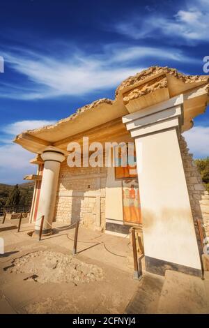 Eine Weitwinkelaufnahme der teilweise restaurierten Ruinen des Knossos Palastes in Heraklion, Kreta Stockfoto
