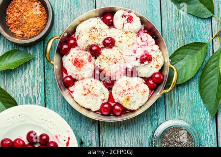 Knödel oder knetliky mit Kirschfüllung.Nationalgericht der Tschechischen und Slowakische Küche Stockfoto