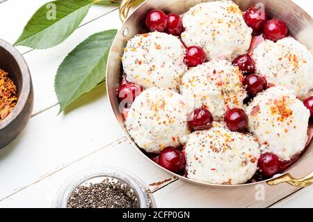 Knödel oder knettig mit Kirschfüllung.Traditionelles tschechisches Gericht Stockfoto