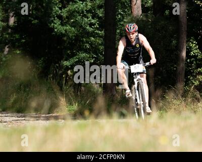 Radvanec, Tschechien - 23. August 2020. Das Samuel XC Triathlon Event. Sportler in Aktion beim Langlauf-Triathlon in den Hügeln Nordtschechiens Stockfoto