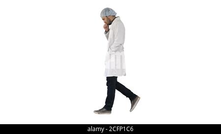 Nachdenklich männlicher Arzt Wandern auf weißem Hintergrund. Stockfoto