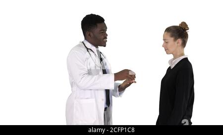 Männlicher Arzt bietet Medikamente für junge Frau auf weißem Hintergrund. Stockfoto