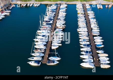 Luftaufnahme von Segelbooten und Yachten, die im Hafen von Lovere, Iseo See in der Nähe von Bergamo, Italien, festgemacht sind. Stockfoto