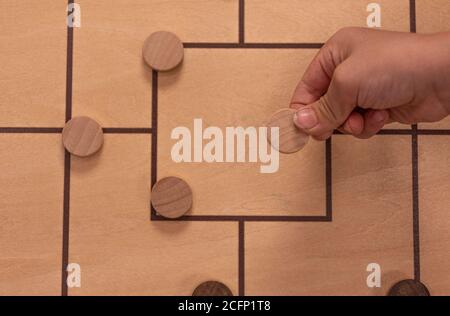 Nahaufnahme der Hand eines Kindes, das Tic-tac-Toe spielt Stockfoto