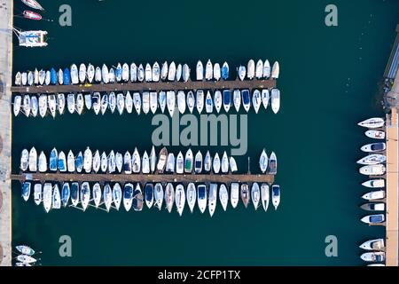 Luftaufnahme von Segelbooten und Yachten, die im Hafen von Lovere, Iseo See in der Nähe von Bergamo, Italien, festgemacht sind. Stockfoto