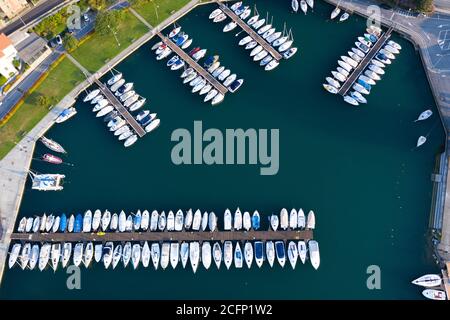 Luftaufnahme von Segelbooten und Yachten, die im Hafen von Lovere, Iseo See in der Nähe von Bergamo, Italien, festgemacht sind. Stockfoto