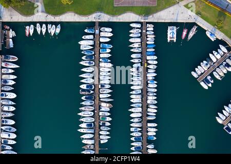 Luftaufnahme von Segelbooten und Yachten, die im Hafen von Lovere, Iseo See in der Nähe von Bergamo, Italien, festgemacht sind. Stockfoto