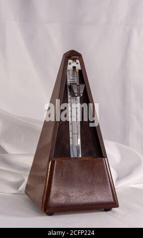 Nahaufnahme eines Metronoms auf neutralem Hintergrund Stockfoto