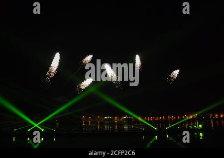 Feuerwerk über der Lagune Arsenal während der Karnevalsfeier in Venedig (Italien). Reflexion im Wasser. Verschwommenes Licht. Stockfoto