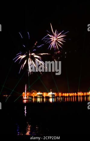 Feuerwerk über der Lagune Arsenal während der Karnevalsfeier in Venedig (Italien). Reflexion im Wasser. Verschwommenes Licht. Stockfoto