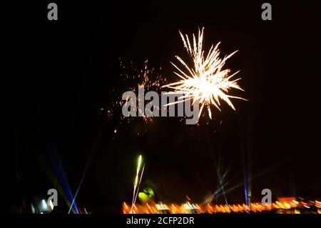 Feuerwerk über der Lagune Arsenal während der Karnevalsfeier in Venedig (Italien). Reflexion im Wasser. Verschwommenes Licht. Stockfoto