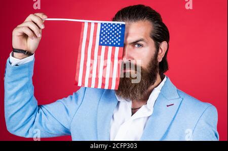 Befreit in jeder Hinsicht. 4. juli. Unabhängigkeitstag amerikas. Erziehung zum Patriotismus. Freiheit. Stolz auf sein Land. Bärtiger Mann ist Patriot. Geschäftsmann mit amerikanischer Flagge. Stockfoto