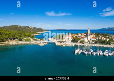 Schöne alte historische Stadt Osor, Yachthafen und Brücke verbindet Inseln Cres und Losinj, Kroatien, Luftaufnahme von Drohne Stockfoto