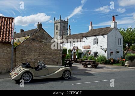 MORGAN AERO SUPERSPORTS AUTO Sportwagen vor dem Greyhound Inn, im Dorf Saxton, North Yorkshire, England, geparkt. Stockfoto