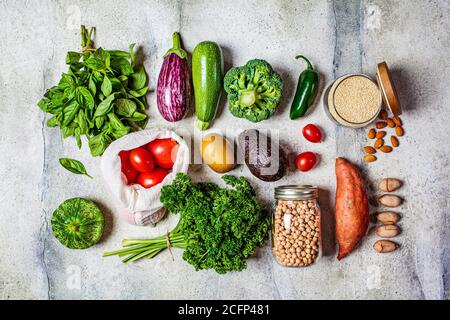 Gesunde Ernährung flach legen. Frisches Gemüse, Obst, Nüsse, Quinoa, Kichererbsen auf weißem Hintergrund. Zero Waste, veganes Essen, umweltfreundliches Konzept. Stockfoto